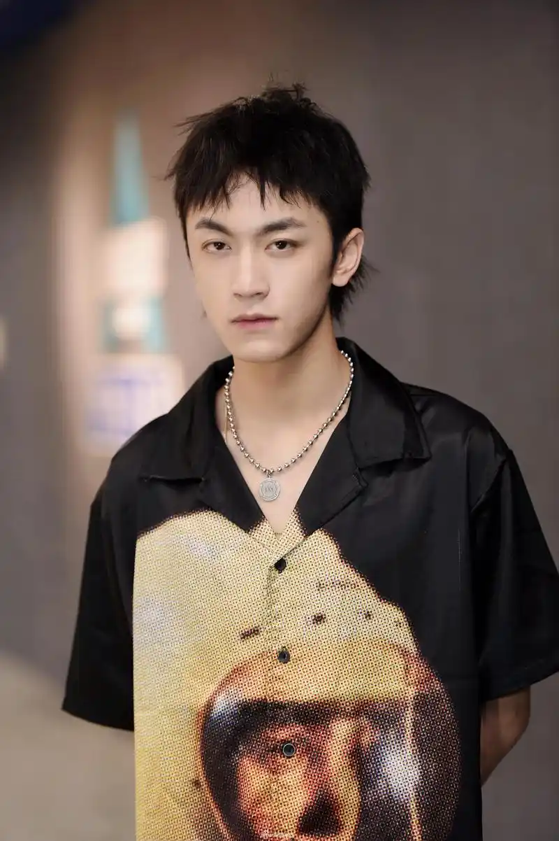 组图:创造营2019学员牛超酷帅不羁 五官神似陈晓