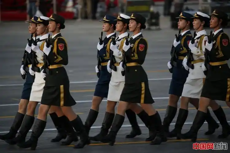 直击阅兵我军女仪仗队员首次亮相阅兵