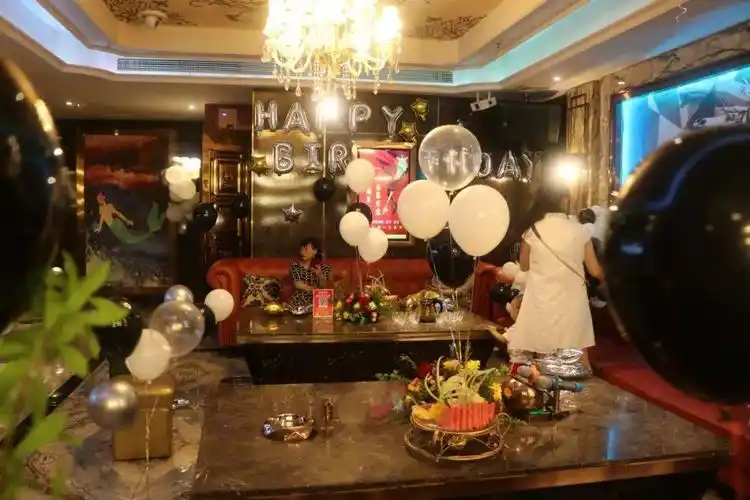 颁奖之后,又一大主角闪亮登场,那就是我是主角ktv为寿星们准备的巨型