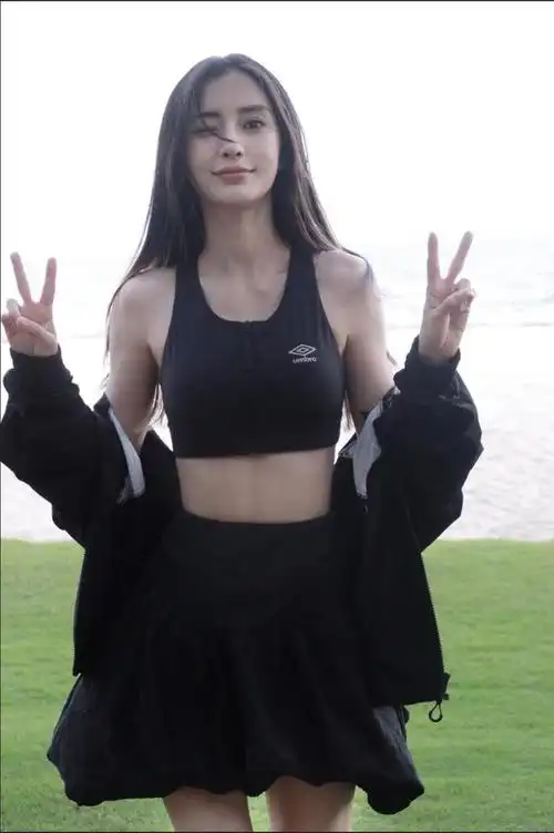 baby美出新高度一袭抹胸长裙好身材凸显眼神韵味十足