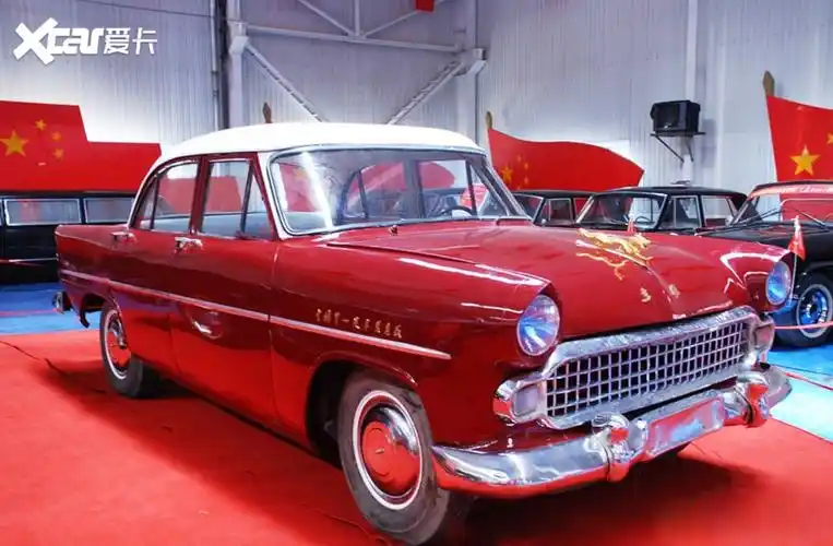 材料,最终选择了一辆来自法国的中型轿车simca vedette轿车作为原型