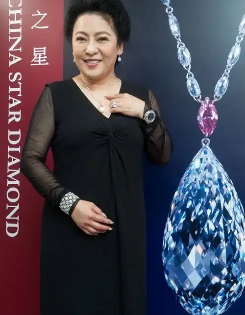 "向太"陈岚:戴75克拉巨钻,永远站c位,年轻时美貌不输关之琳
