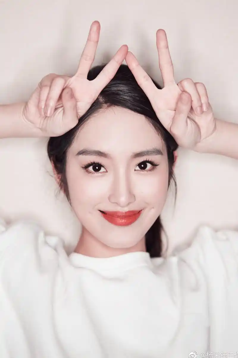 杨采钰真是气质型美人,一举一动都透着优雅