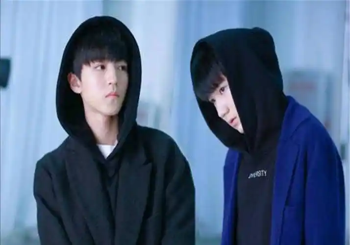 原创王俊凯王源同台出席活动一前一后走红毯粉丝表示激动不已