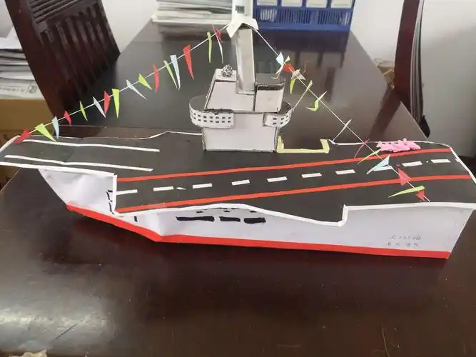 三(3)班马天浩宇同学手工作品"航空母舰".