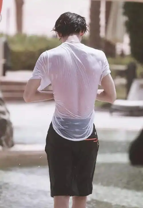 李现都拍过哪些电视剧和电影(李现的腹肌在男星里可以排第几)(35)