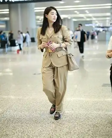 蒋欣穿职业装超可爱满满都是气质原来蒋欣不胖的