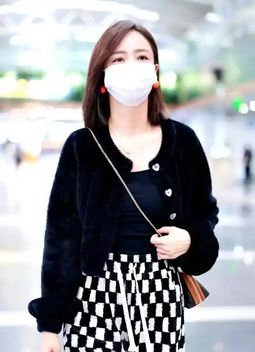 佟丽娅现身机场,黑色毛绒外套搭配棋盘格阔腿裤,随性又时髦!