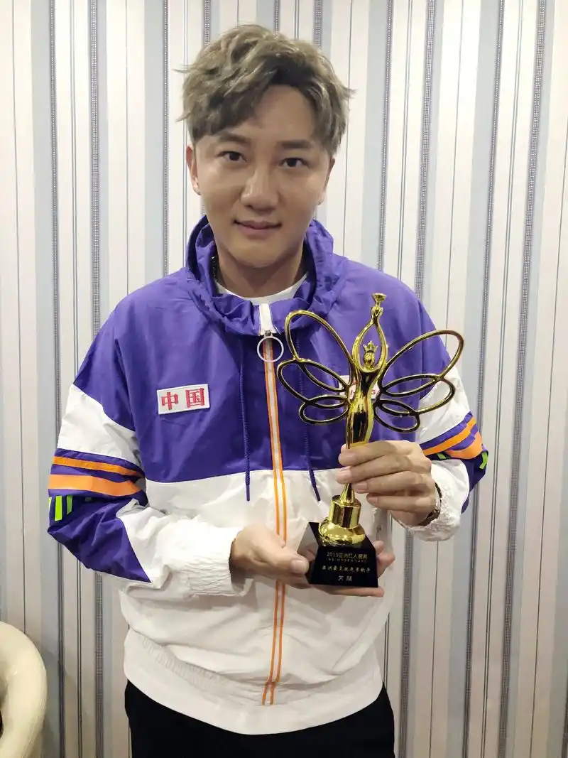 亚洲最受欢迎男歌手得主关喆,身穿李宁(国牌)时尚开麦