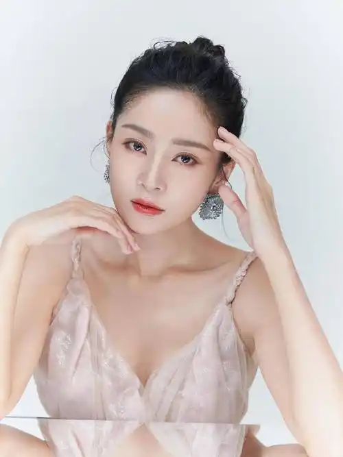 如果女性朋友们在首饰选择方面很有个人想法,就可以向王媛可学习,选择