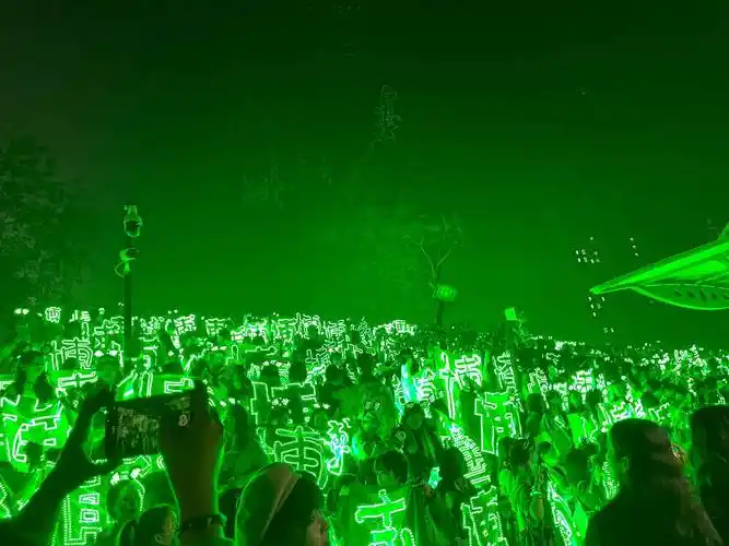 王一博真的超级爱摩托姐姐送他的绿海啊!_绿色_小男孩_方唯一