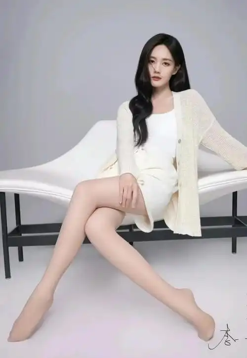 李一桐:丝袜下的完美曲线与俏皮性感