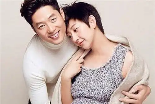 凌潇肃老婆撞脸朴灿烈# 凌潇肃的老婆唐一菲长得好像朴灿烈啊构哈