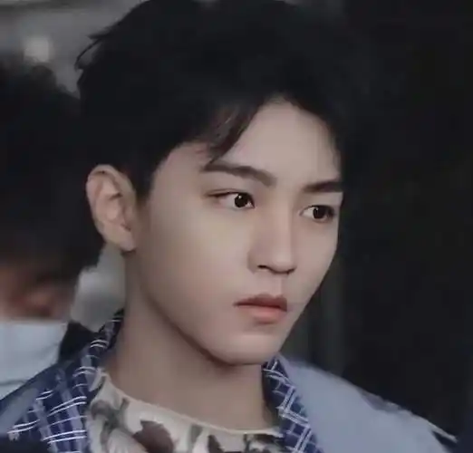 王俊凯:被称为别人挡箭牌,毕业大戏偷瞄校花,电影推出就爆满_易烊