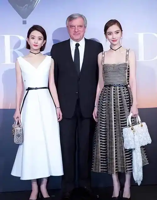 中的碧瑶一角,杨颖本来是要演的,但是因为没有时间,所以就被赵丽颖给