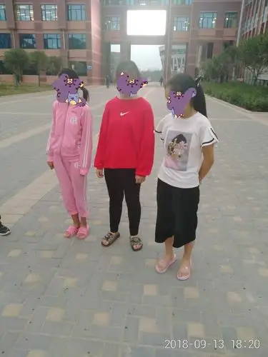 当然,也存在一些不尽入人意的地方,比如:穿拖鞋