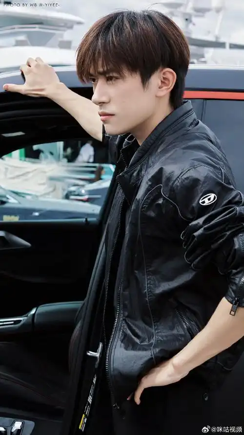 内娱走出国门的美貌##易烊千玺无袖白背心