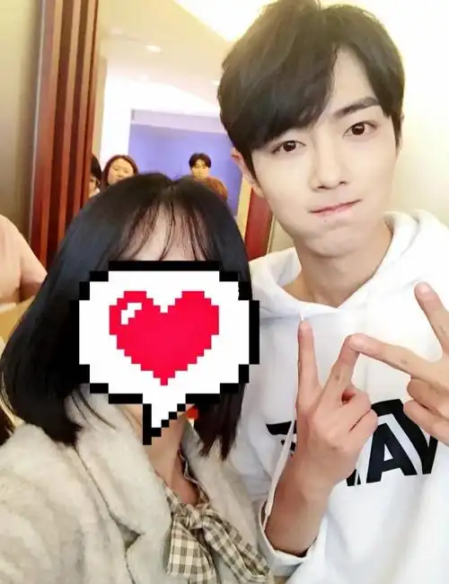 肖战合照13_肖战_肖战的小飞侠_娱乐_明星娱乐资讯