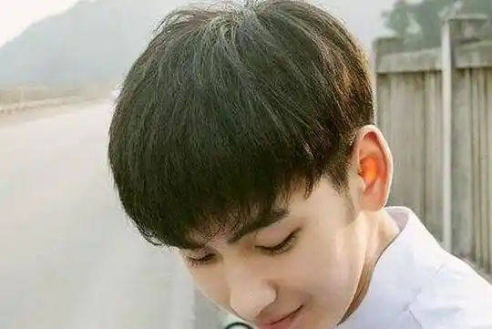 男生刘海发型,适合18-25岁的花少撩妹发型_脸型_额头_括号