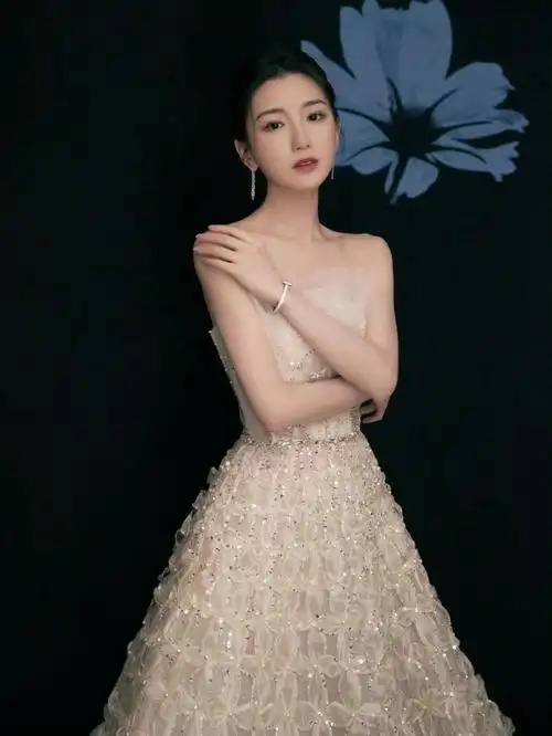 流光女神降临毛晓彤治愈鹅黄系星钻礼服