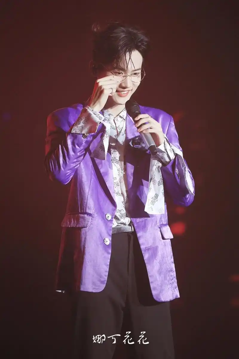 眼镜撕哈.#周柯宇 #舞台 #西装杀 紫色西装太好看了吧05 - 抖音