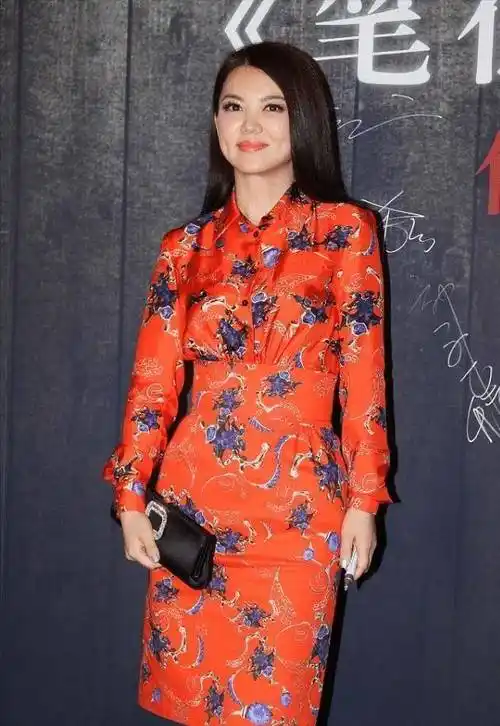 原创富婆李湘这小圆脸就没变过得注意身材了穿时尚裙小肚子太明显