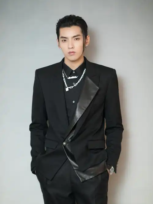 清扬品牌代言人吴亦凡@mr_凡先生出席"不凡潮流社"线下活动,黑色西装