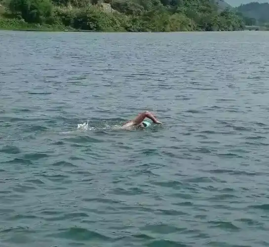 在大自然里游泳