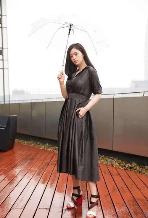 v字领口,腰部收腰腰带以及百褶裙摆和高跟凉鞋,整个搭配下来让蒋欣瘦