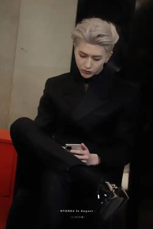 [蔡徐坤][分享]201220 气质这一块儿拿捏的死死的 蔡徐坤超霸气大佬