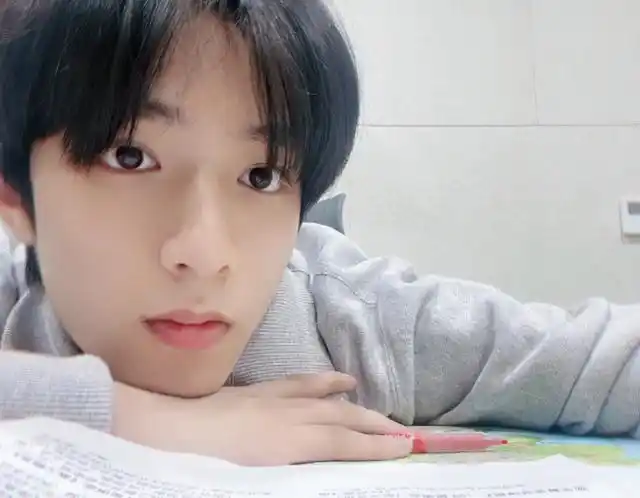 刘耀文好惨呀,情人节礼物是一桌作业,熬到双眼通红还没写完