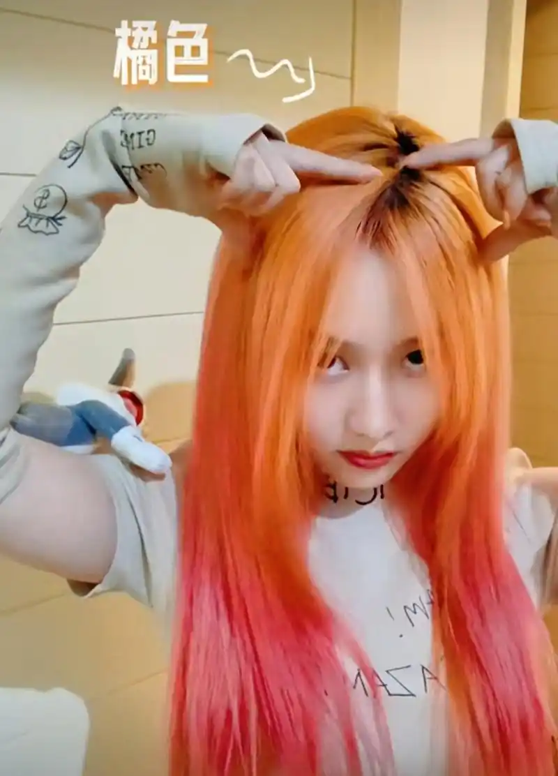刘美含橘粉色渐变头发,梦回巴啦啦小魔仙