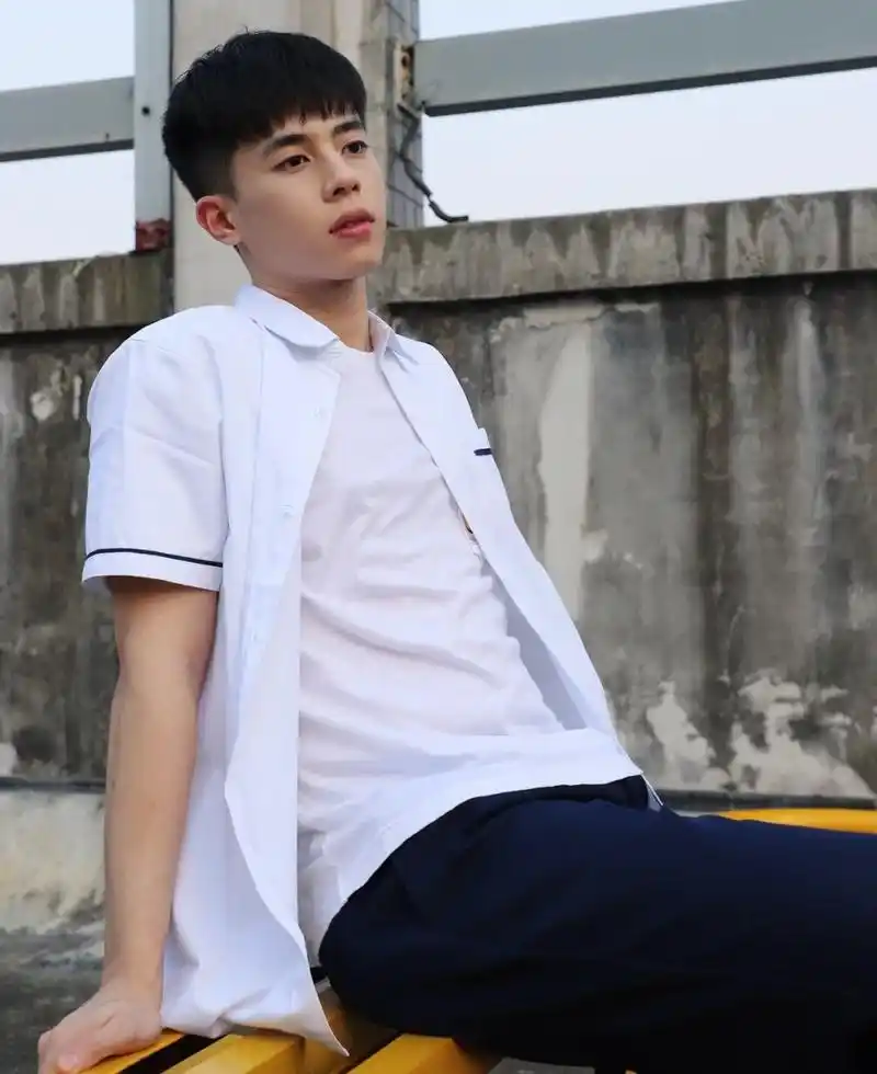 校草级痞帅00后青春少年,神仙颜值小哥哥,看起来很好欺负的样子