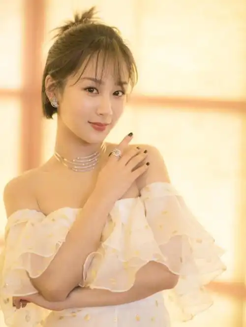 杨紫"朝天辫"发型霸气又惊艳,瞬间嫩回18岁少女时代,美腻了