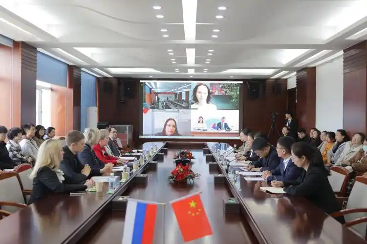 学校举办中俄乡村教育学虚拟教研室签约仪式暨中俄乡村教育研究学术