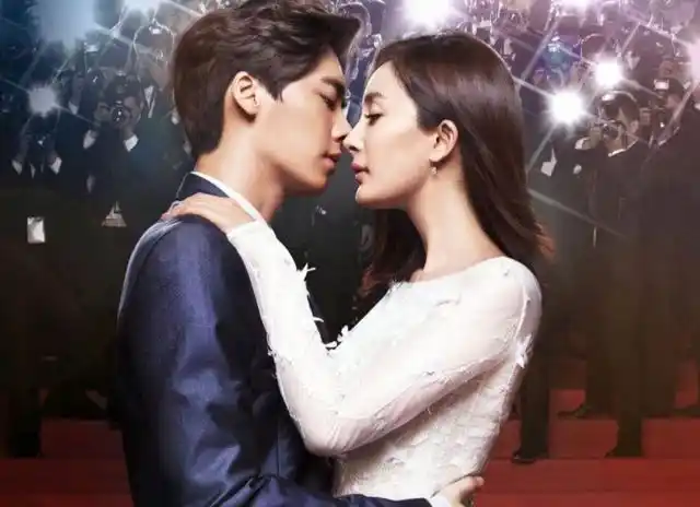 在这么多女艺人中,只有与林允儿的合影是李易峰主动发布出来的,加上林