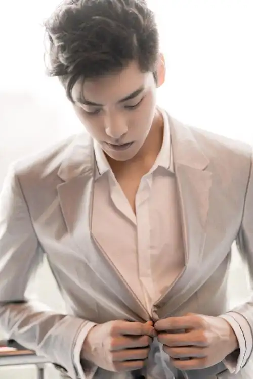 王子异银色西装