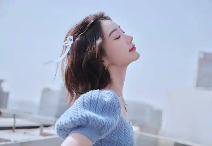 毛晓彤周末装,蓝色长外套 小黑裙,细腰修长腿,笑容甜美_感觉_身材