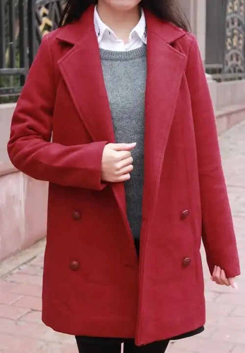 去年入了黄色,今年又来了件枣红色,西装样式大衣穿上很显气质,逛街