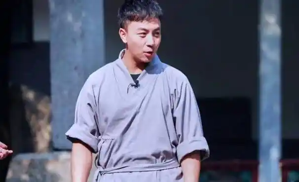 他是李连杰接班人,小时候红极一时,今没戏拍也豪车豪宅换不停_释小龙