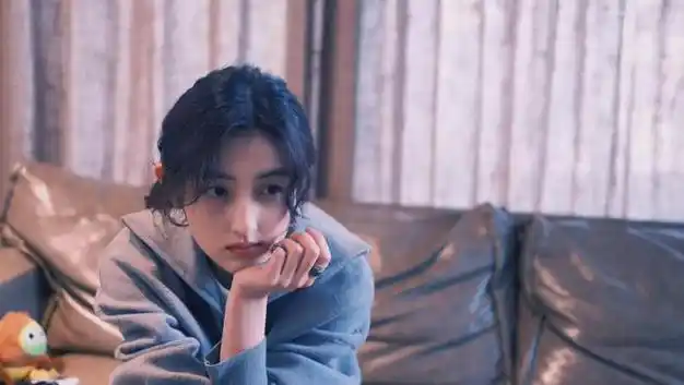 作品无人问津,演技被质疑:和渣男焉栩嘉恋爱后,张子枫被骂惨了|周迅