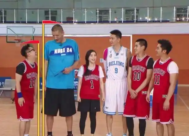 【图】李晨和孙悦打篮球比身高 范冰冰变身球场加油辣妹