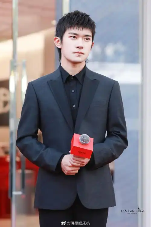 在忙新作品的准备#许久不见的易烊千玺又变帅了,西装革履,清爽的短发