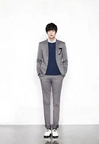 李敏镐为某时装代言 黄金比例身材散发男人魅力