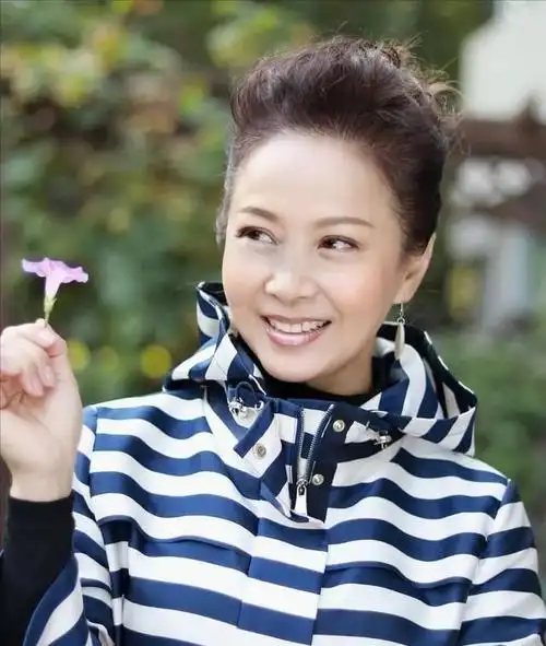 美女演员赵越当红就嫁佟凡25年恩爱无子婚后幸福美满