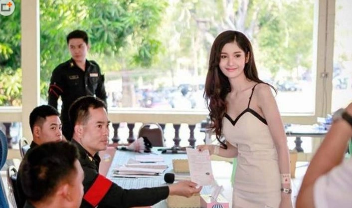 发免服兵役证书,或者把此类人群列为"胸部畸形",允许已经隆乳,留长发