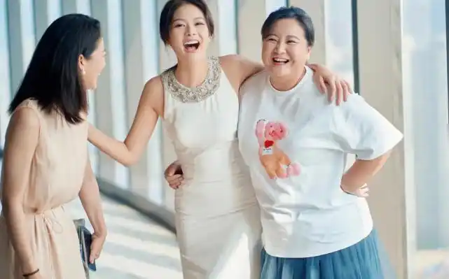 贾玲参加员工婚礼送份子打扮不像老板要是新娘两倍新郎撞脸乔杉