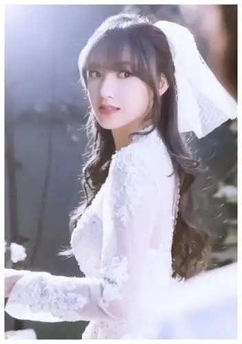 流量小花穿婚纱:杨紫高贵,虞书欣甜美,程潇一眼万年__财经头条