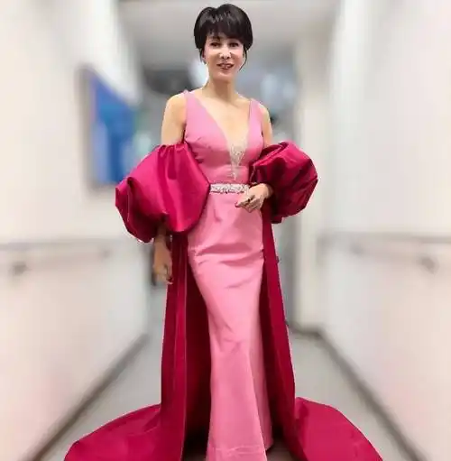 郑裕玲完成香港小姐主持,窈窕身段不减当年,玫红礼服尽显华贵_喜剧