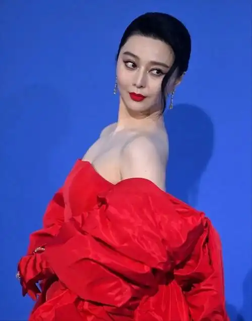 43岁范冰冰红毯上用力过猛,穿大红色又土又俗,像油腻大婶!